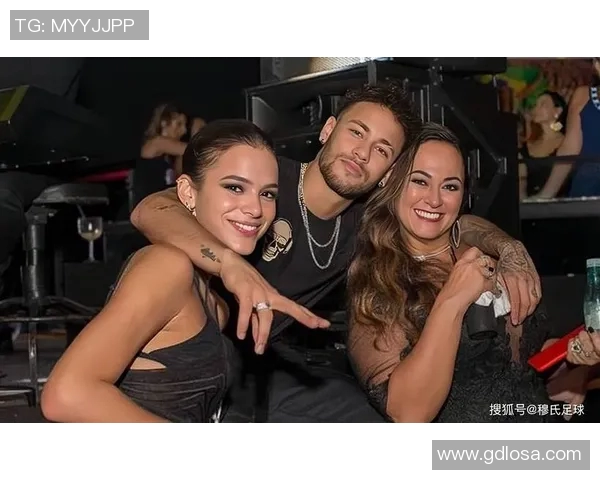 夜店狂欢足球明星身份曝光引热议 深夜聚会成为球场外焦点