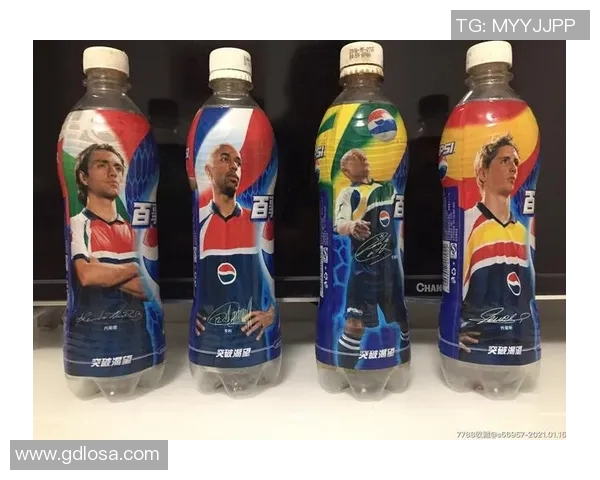 当年百事可乐广告足球明星重返赛场再度引发热议,回忆与传奇并存 当年百事可乐广告足球明星重返赛场再度引发热议,回忆与传奇并存
