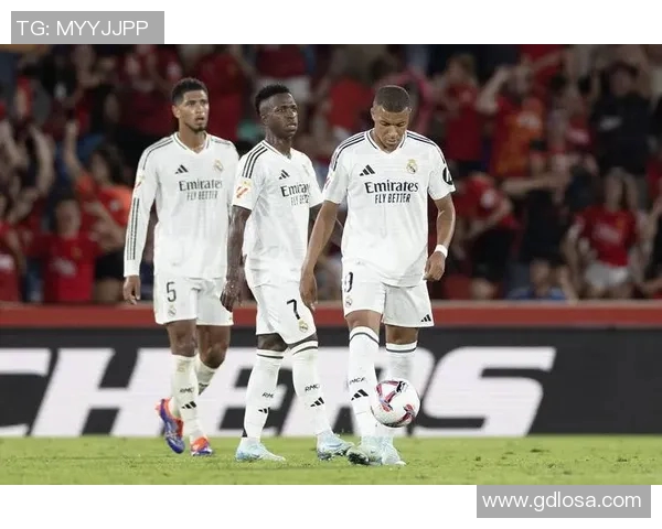 足球杯赛场上的传奇球星与荣耀时刻:探索世界足坛最闪耀的冠军故事 足球杯赛场上的传奇球星与荣耀时刻:探索世界足坛最闪耀的冠军故事